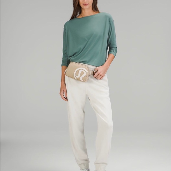 NWT Lululemon everywhere belt bag. - Picture 5 of 9